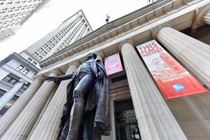 nieuw york stad - jun 29, 2016 - facade van de federaal hal met Washington standbeeld Aan de voorkant Aan muur straat in Manhattan. plaats waar George Washington nam de eed van kantoor net zo eerste president. foto