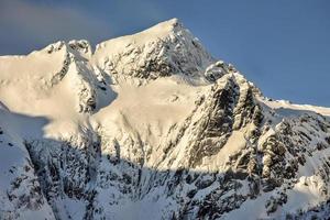 berg pieken van de stad- van nusfjord in de lofoten eilanden, Noorwegen in de winter. foto