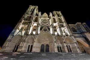 bourgeois kathedraal, Romeins Katholiek kerk gelegen in bourgeois, Frankrijk Bij nacht. het is toegewijd naar heilige stephen en is de stoel van de aartsbisschop van bourges. foto