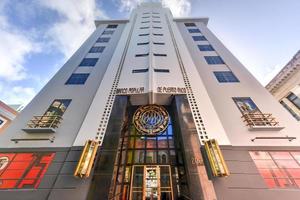 san juan, puerto rico - december 25, 2015 - banco populair in san juan, puerto rico. de bank in de kunst deco stijl datums van 1893. foto