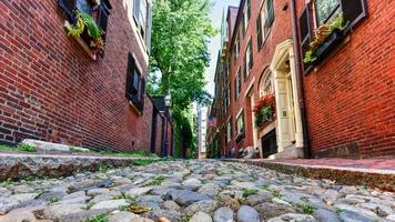 eikel- straat in Boston, massachusetts. het is een versmallen rijbaan geplaveid met kasseien dat was huis naar koetsiers in loondienst door gezinnen in mt. vernon en kastanje straat herenhuizen. foto