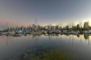 Vancouver downtown horizon Bij schemer van Stanley park, Canada. foto