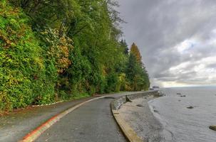 visie van de zeewering langs Stanley park in Vancouver, Canada. foto