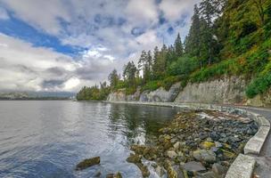 visie van de zeewering langs Stanley park in Vancouver, Canada. foto