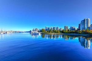 Vancouver downtown horizon gedurende de dag van Stanley park, Canada. foto
