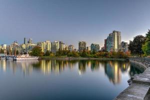 Vancouver downtown horizon Bij schemer van Stanley park, Canada. foto