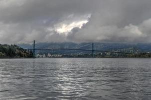 leeuwen poort brug net zo gezien van Stanley park in Vancouver, Canada. de leeuwen poort brug, geopend in 1938, officieel bekend net zo de eerste vernauwt brug, is een suspensie brug. foto