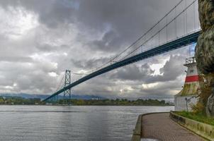leeuwen poort brug net zo gezien van Stanley park in Vancouver, Canada. de leeuwen poort brug, geopend in 1938, officieel bekend net zo de eerste vernauwt brug, is een suspensie brug. foto