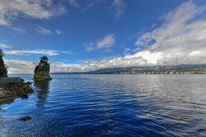 siwash steen, ook bekend door chagrijnig naam skaish, een beroemd rots uitstulping vorming Aan Stanley park zeewering Vancouver Brits Columbia Canada foto