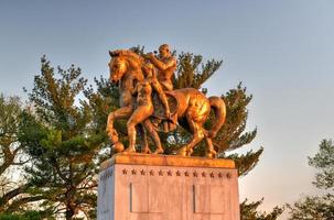 Washington, dc - apr 4, 2021 - kunsten van oorlog, bronzen, vuurverguld standbeeld groepen Aan Lincoln gedenkteken cirkel in west potomac park Bij zonsondergang in Washington, dc foto