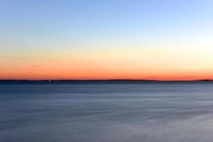 zonsondergang Aan de horizon aan de overkant de atlantic oceaan. foto