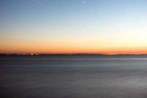 zonsondergang Aan de horizon aan de overkant de atlantic oceaan. foto