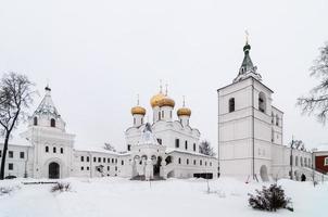 de ipatiev klooster, een mannetje klooster, gelegen Aan de bank van de kostroma rivier- alleen maar tegenover de stad van kostroma, Rusland in de winter. foto