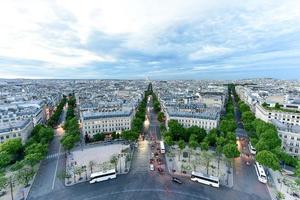 visie van de Parijs stad horizon in de afstand Bij schemering. foto