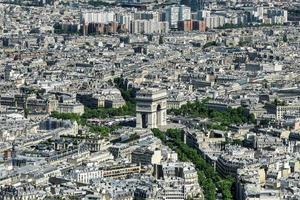 antenne visie van de boog de triomf in Parijs, Frankrijk in de zomer. foto