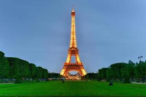 de iconisch eiffel toren Aan een druilerig avond van de champ de Mars in Parijs, Frankrijk, 2022 foto