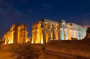 tempel van luxe, Egypte Bij nacht foto