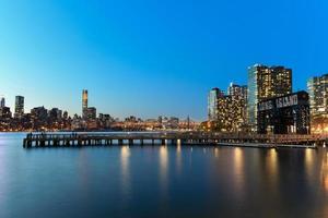 nieuw york stad - apr 7, 2021 - visie van Midtown Manhattan Bij zonsondergang van lang eiland stad, koninginnen, nieuw york stad. foto