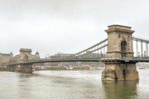 szechenyi keten brug - Boedapest, Hongarije foto