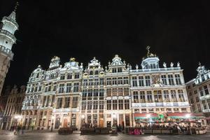 gilde huizen in de groots plaats in Brussel, belgie Bij nacht. foto