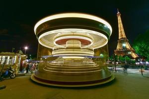 verlichte wijnoogst carrousel dichtbij naar eiffel toren in Parijs, Frankrijk, 2022 foto