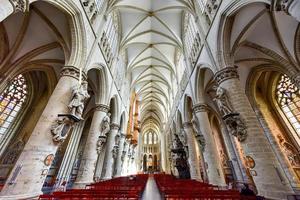 interieur van st. Michael en st. gudula kathedraal in Brussel, belgië, 2022 foto