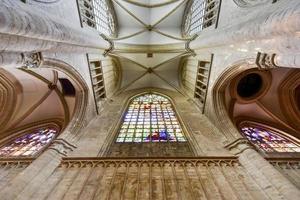 interieur van st. Michael en st. gudula kathedraal in Brussel, belgië, 2022 foto