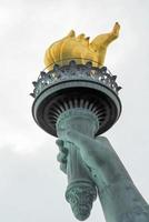 standbeeld van vrijheid in nieuw york stad. foto