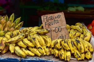 bonen voor uitverkoop Bij een fruit staan in oud havanna, Cuba. foto