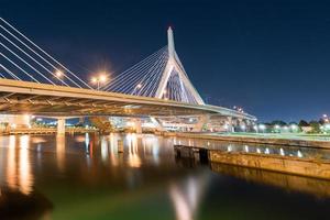 Boston leonard p. zakim bunker heuvel gedenkteken brug Bij nacht in bunker heuvel massachusetts, Verenigde Staten van Amerika. foto