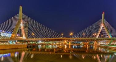 Boston leonard p. zakim bunker heuvel gedenkteken brug Bij nacht in bunker heuvel massachusetts, Verenigde Staten van Amerika. foto