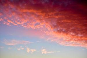 kleurrijk wolken Bij zonsondergang in de avond. foto