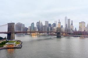 nieuw york stad horizon net zo bekeken van de Manhattan brug. foto