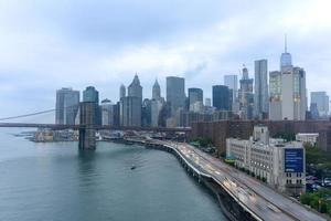 nieuw york stad horizon net zo bekeken van de Manhattan brug. foto