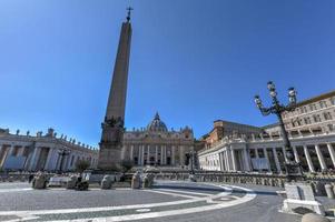 heilige peter's basiliek en plein in voorbereiding voor Pasen viering in de Vaticaan stad. foto