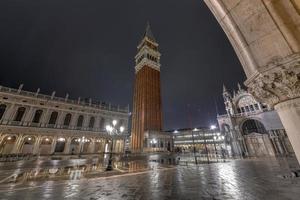 de klok toren in heilige mark's plein in Venetië, Italië Bij nacht. foto