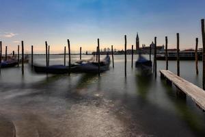 architectuur langs de veel grachten van Venetië, Italië. foto