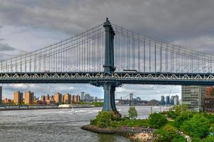 visie van de Manhattan brug van Brooklyn hoogten. foto