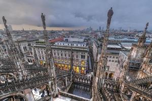 Milaan kathedraal, duomo di Milaan, een van de grootste kerken in de wereld, Aan piazza duomo plein in de Milaan stad centrum in Italië. foto