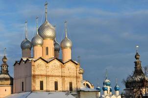 Russisch orthodox kerk van rostov, in de kremlin, langs de gouden ring buiten van Moskou. foto