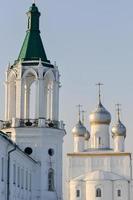 spaso-yakovlevsky klooster Aan de buitenwijken van rostov, Rusland, langs de gouden ring. gebouwd in de neoklassiek stijl. foto