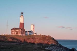 de Montauk punt vuurtoren gelegen aangrenzend naar Montauk punt staat park, Bij de meest oostelijke punt van lang eiland, in de gehucht van Montauk in de stad- van oosten- Hampton in suffolk district, nieuw york. foto