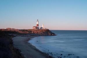 de Montauk punt vuurtoren gelegen aangrenzend naar Montauk punt staat park, Bij de meest oostelijke punt van lang eiland, in de gehucht van Montauk in de stad- van oosten- Hampton in suffolk district, nieuw york. foto