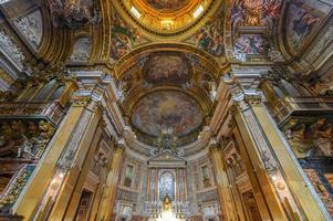 Rome, Italië - maart 24, 2018 - overladen interieur van de kerk van de gesu in Rome, Italië. foto