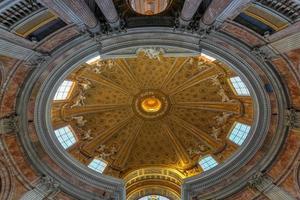 Rome, Italië - maart 24, 2018 - mooi interieur van de kerk van heilige andrew's Bij de origineel in Rome, Italië. foto