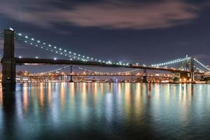 visie van de brooklyn, Manhattan en Williamsburg brug Bij nacht van zuiden straat zeehaven, nieuw york stad. foto