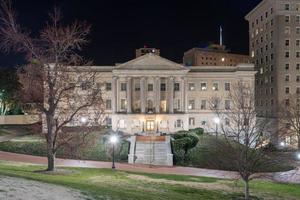 de oud financiën gebouw Bij nacht in richmond, Virginia, welke was gebouwd naar huis de staat bibliotheek en opperste rechtbank en welke is bekend net zo de oud financiën gebouw. foto