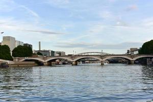 austerlitz brug en modern gebouwen in bercy, Parijs, Frankrijk foto