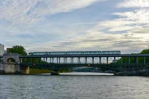 trein voorbijgaan Aan beroemd pont de bir-hakeim brug aan de overkant de Seine rivier- in Parijs, Frankrijk foto