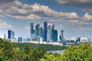 antenne visie van de wolkenkrabbers van Moskou stad over- de Moskou rivier, in Moskou, Rusland. foto